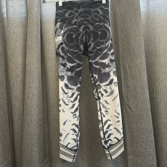 Lululemon leggings size 4 - Picture 1 of 4
